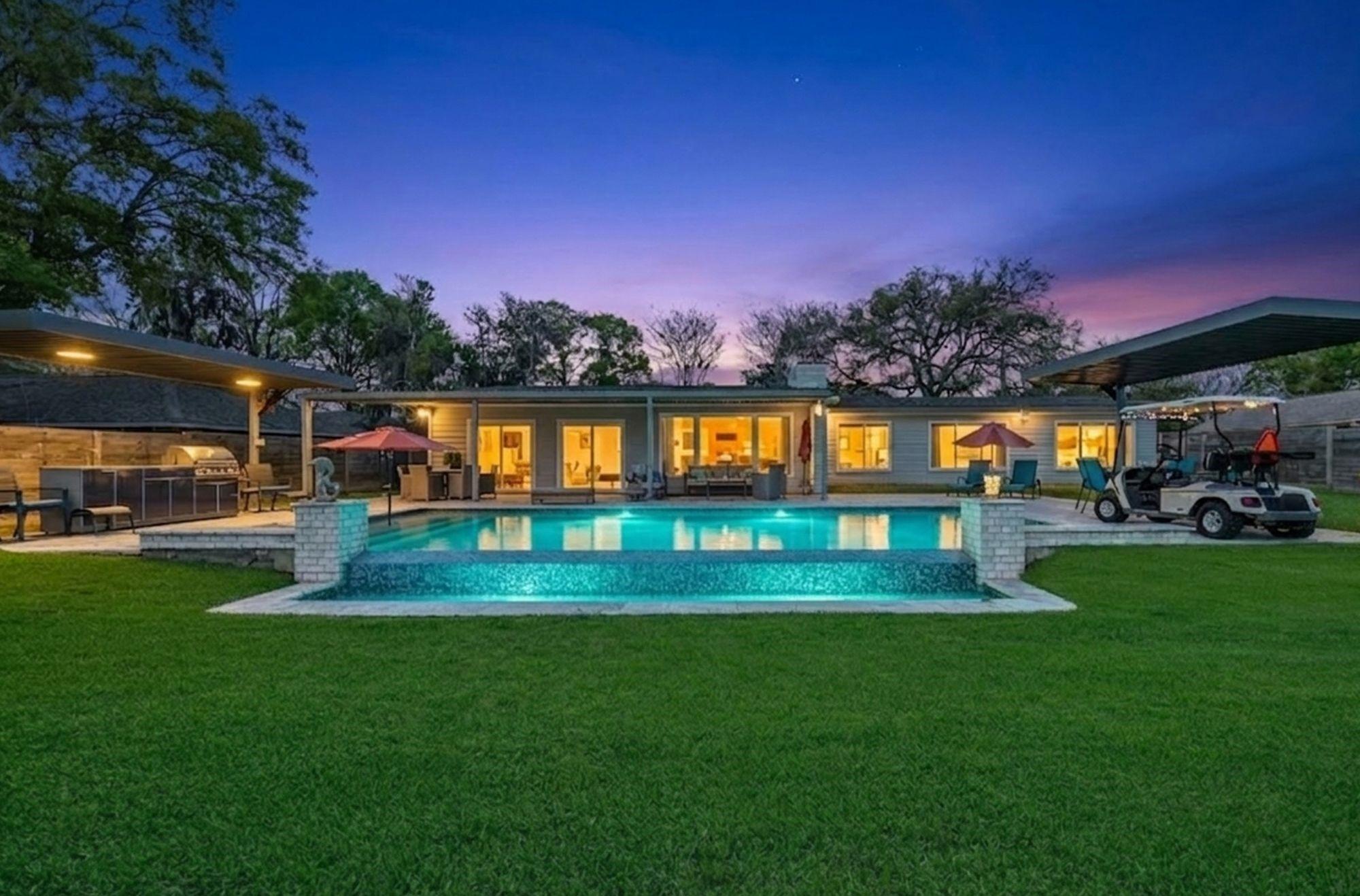 Image 2: INFINITY EDGE POOL  This gorgeous, heated, salt wa