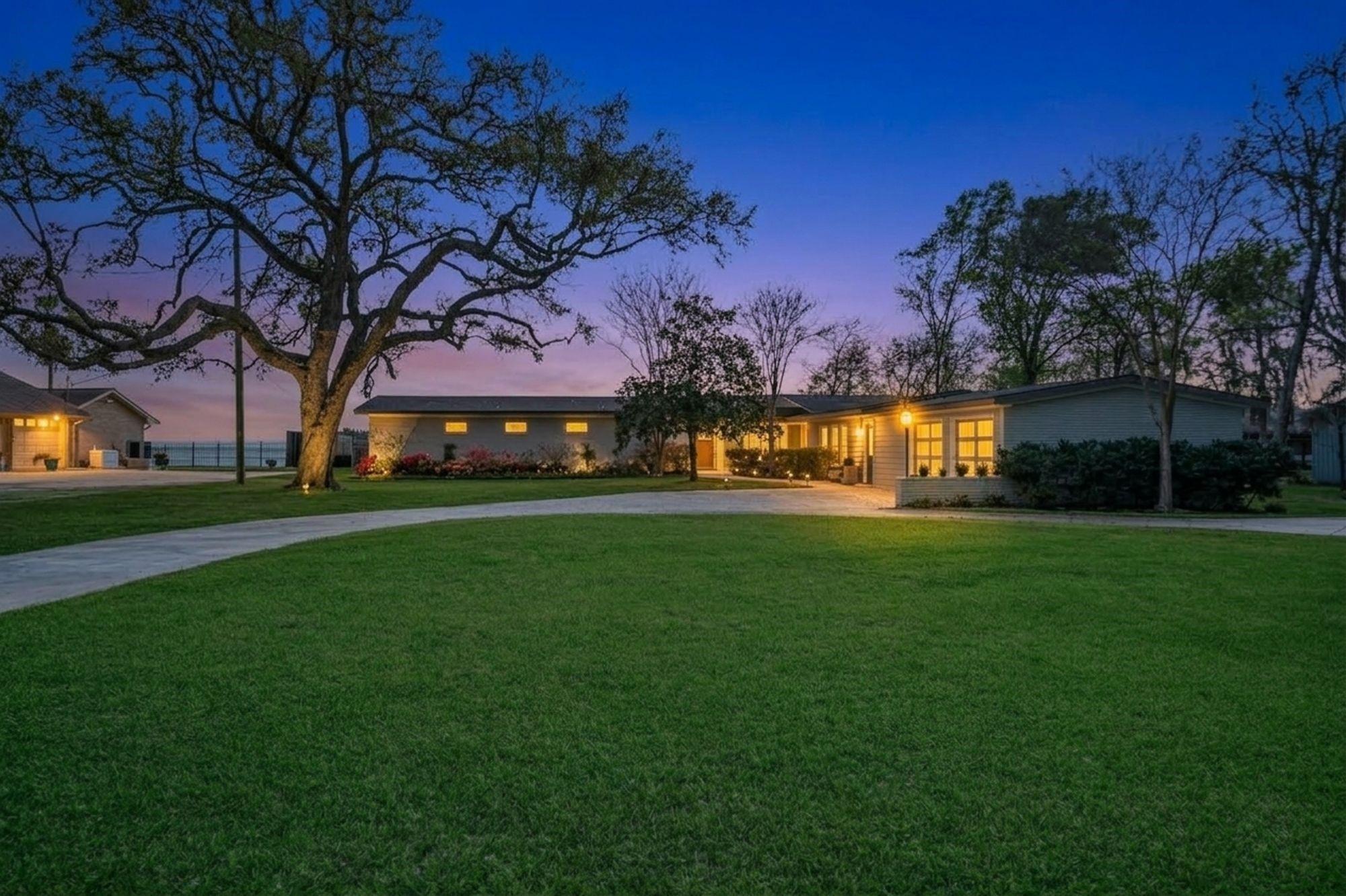 Image 3: Beauty and tranquility.  You will love the close-i