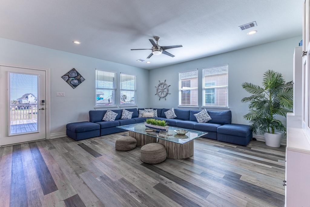 Image 4: Living room