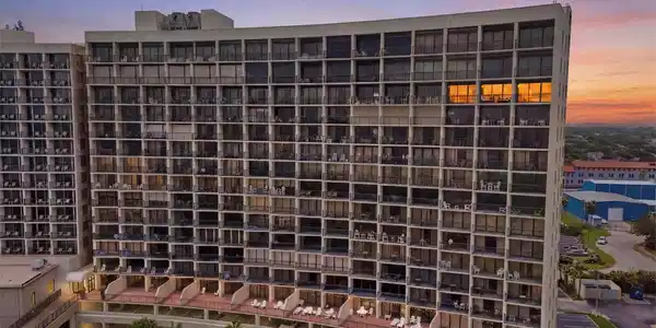 Image 3: This desirable 15th-floor
residence is perfectly