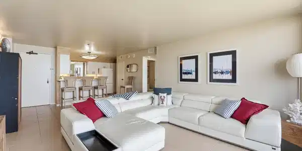 Image 4: The living room flows easily into the kitchen & di