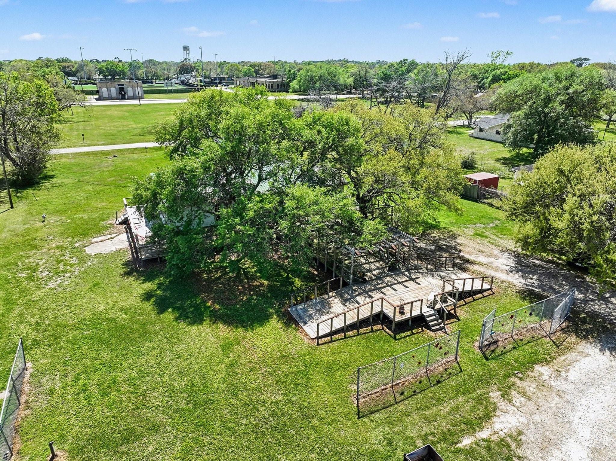 Image 3: Oak tree shaded lot