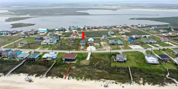 Image 4: Perfectly positioned between the ocean and the bay