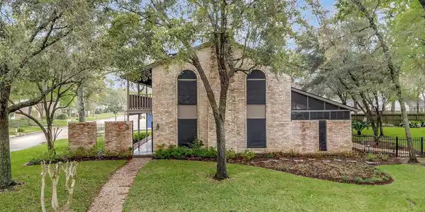 822 Devonport Lane