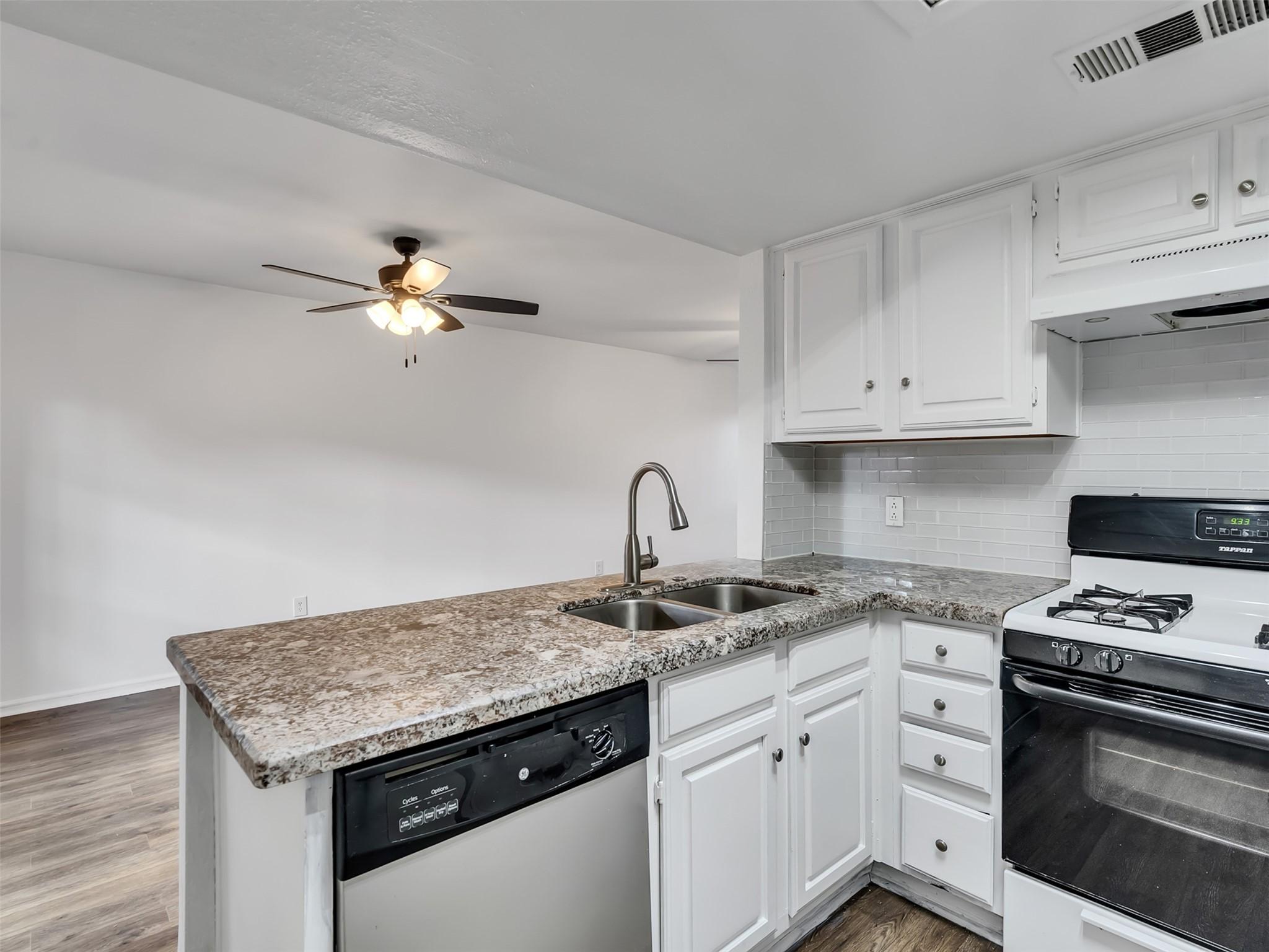 Image 3: All appliances included!