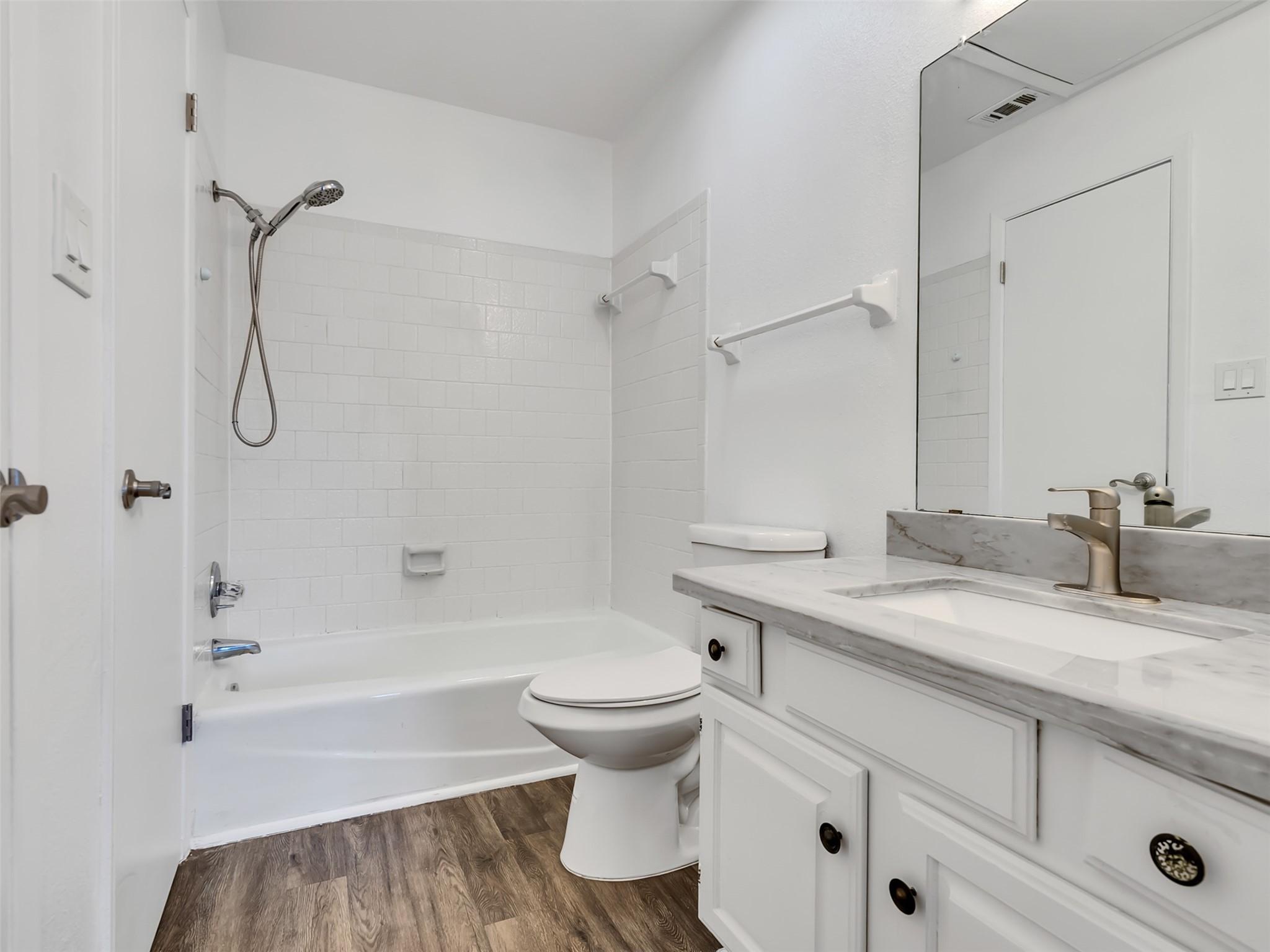 Image 4: Bathroom tub shower