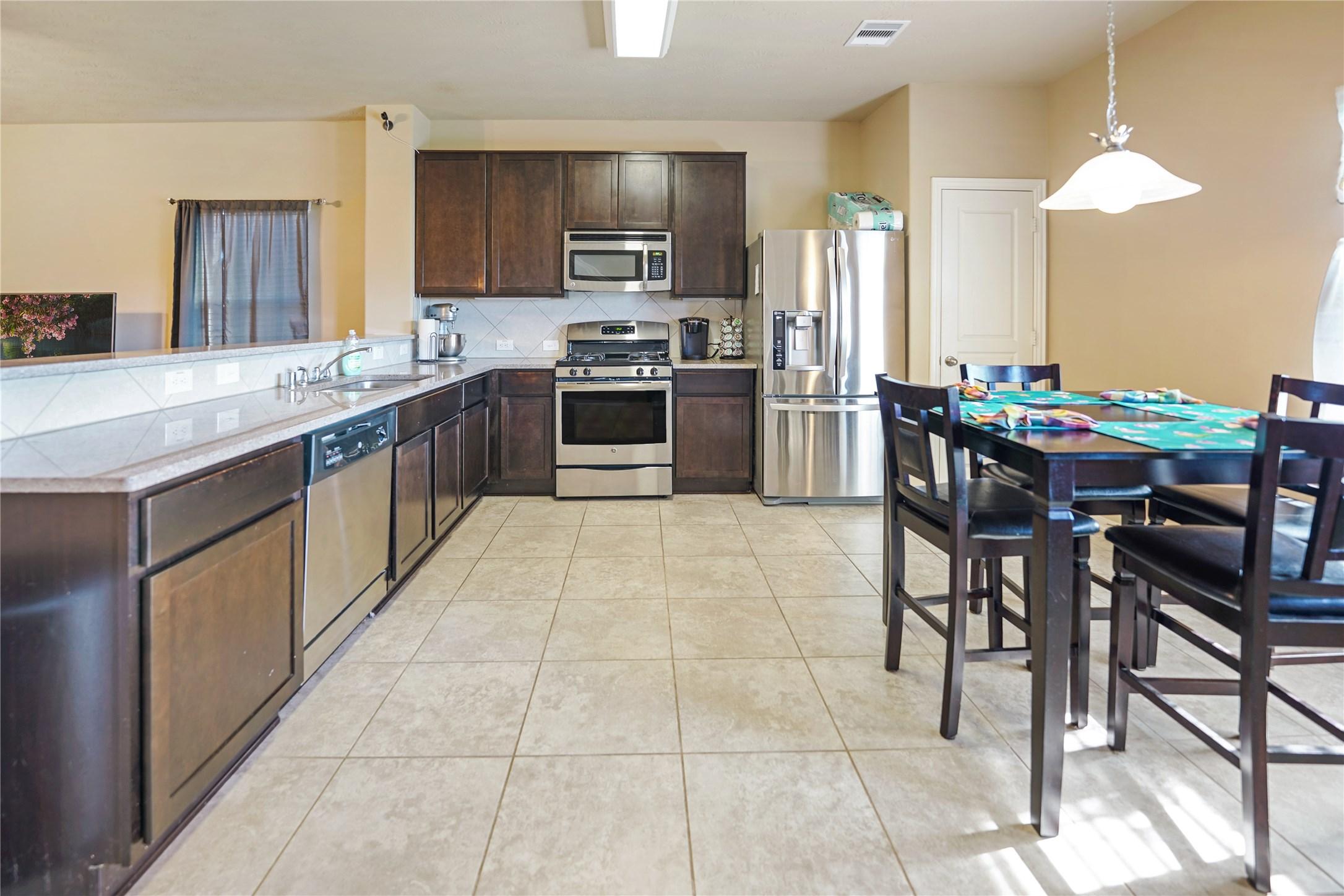 Image 4: Open concept kitchen