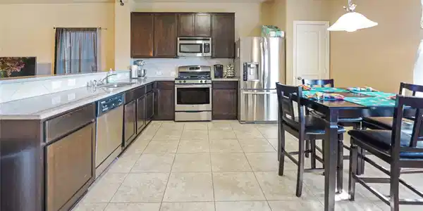 Image 4: Open concept kitchen