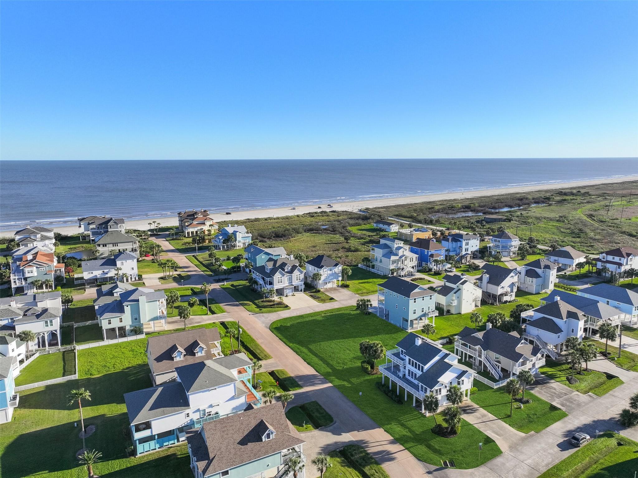 Image 3: Fantastic location just blocks from the beach!