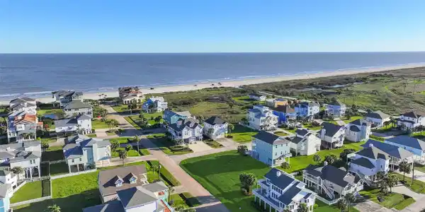 Image 3: Fantastic location just blocks from the beach!