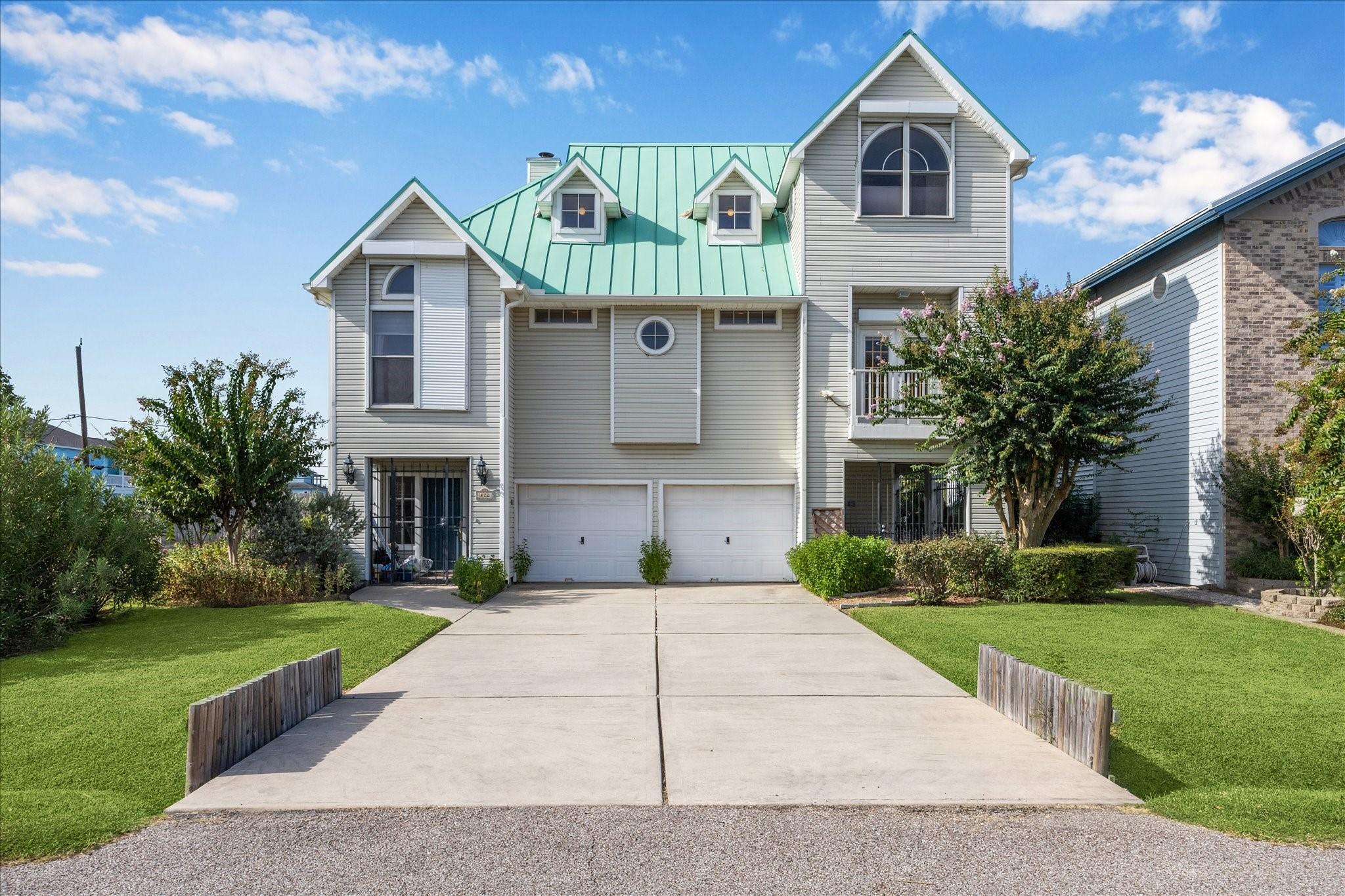 Image 3: Well-maintained Bay Colony home with inviting curb