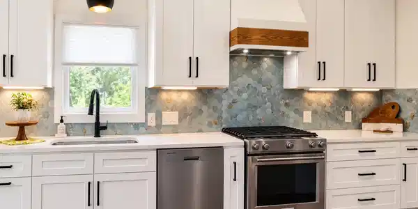 Image 4: Stainless steel appliances and well planned kitche