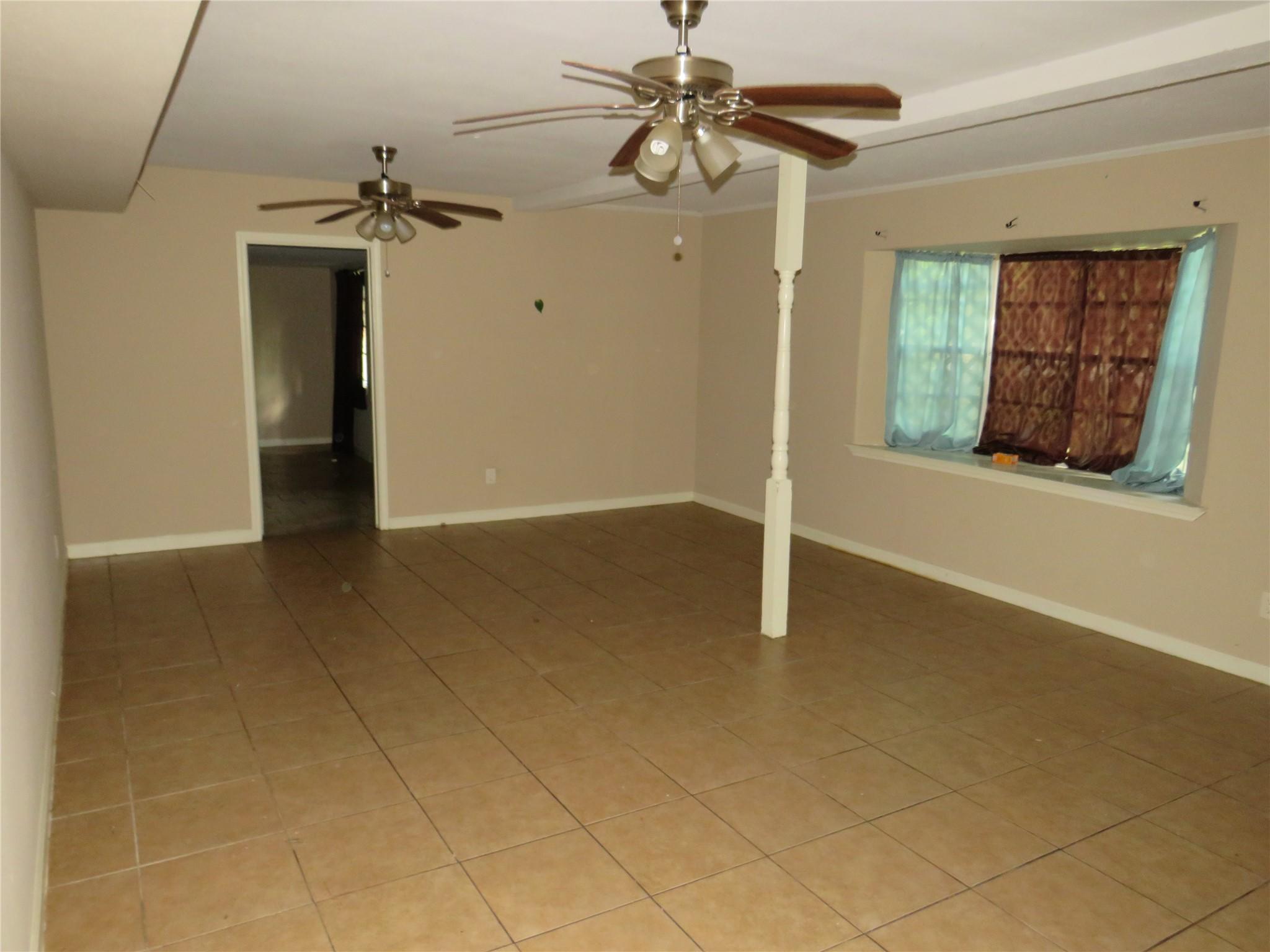 Image 3: Living room