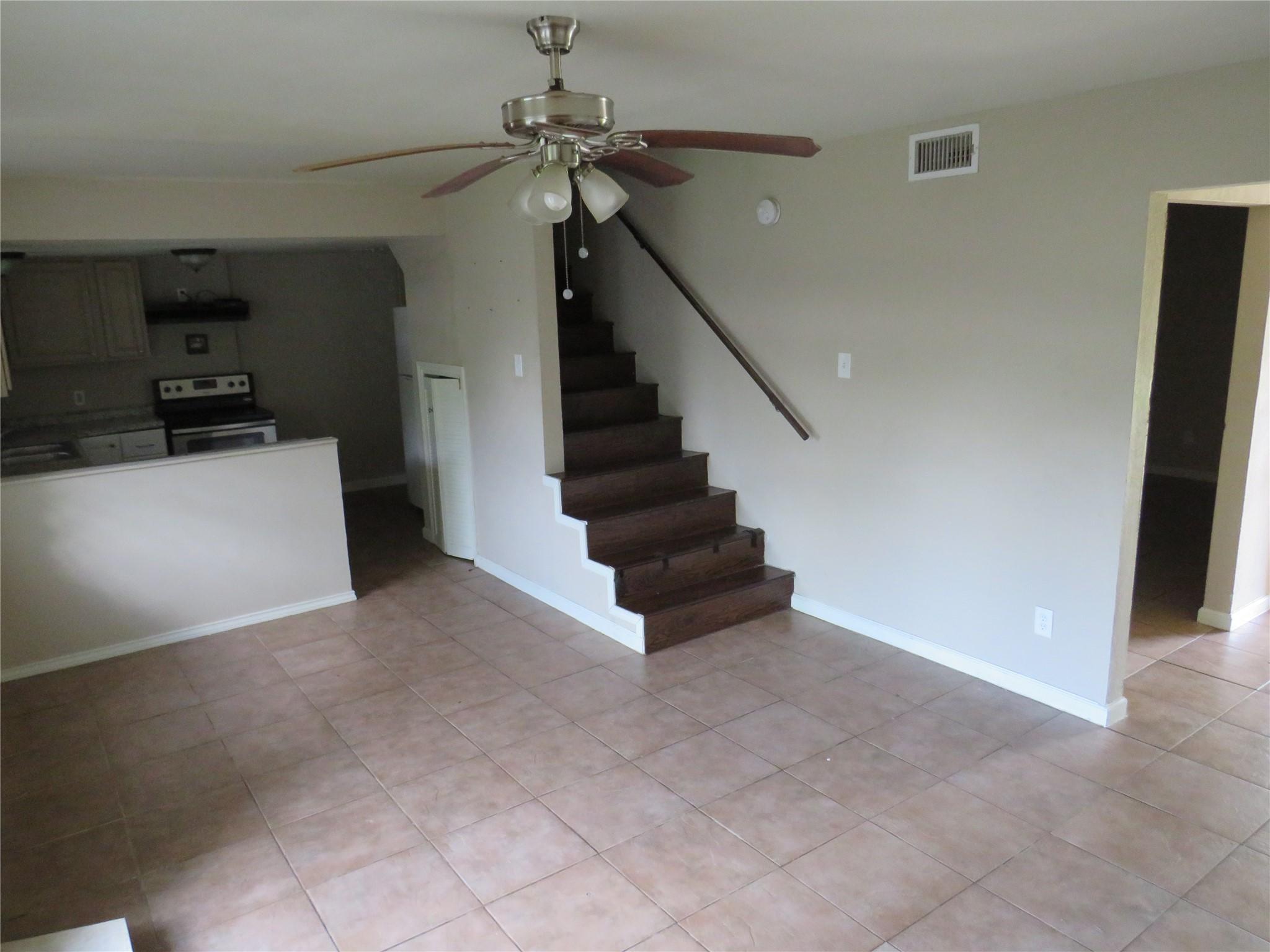 Image 4: breakfast area