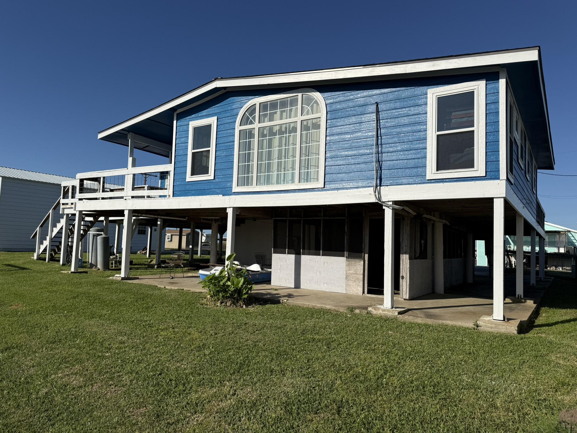 Image 2: Exterior recently painted Blue!