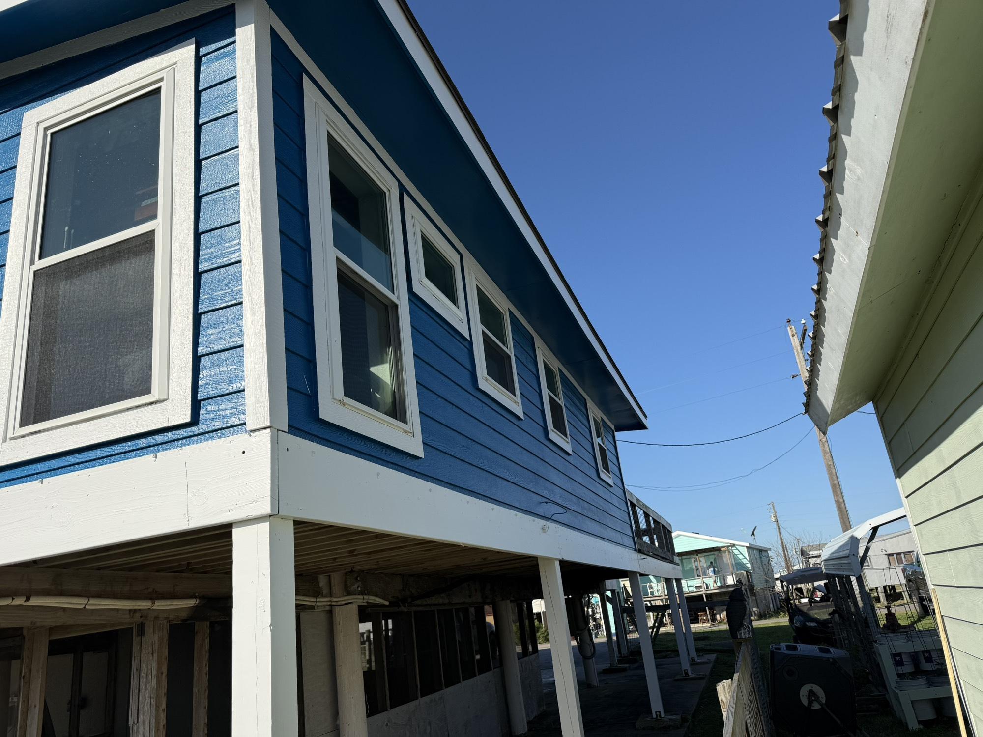 Image 3: Exterior recently painted Blue!