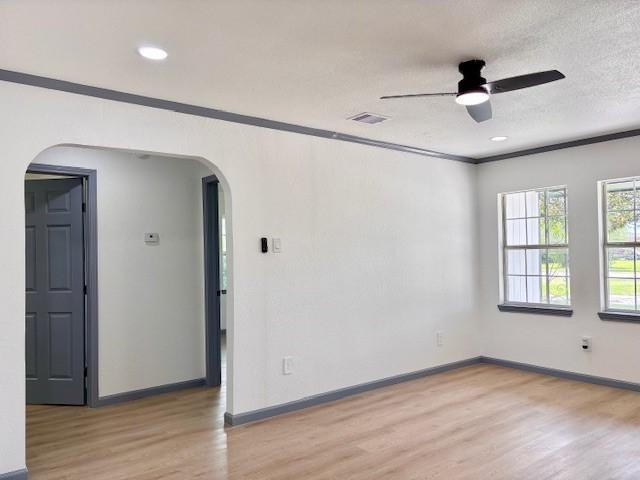 Image 4: Living room. 2 bedrooms and the bathroom in hallwa