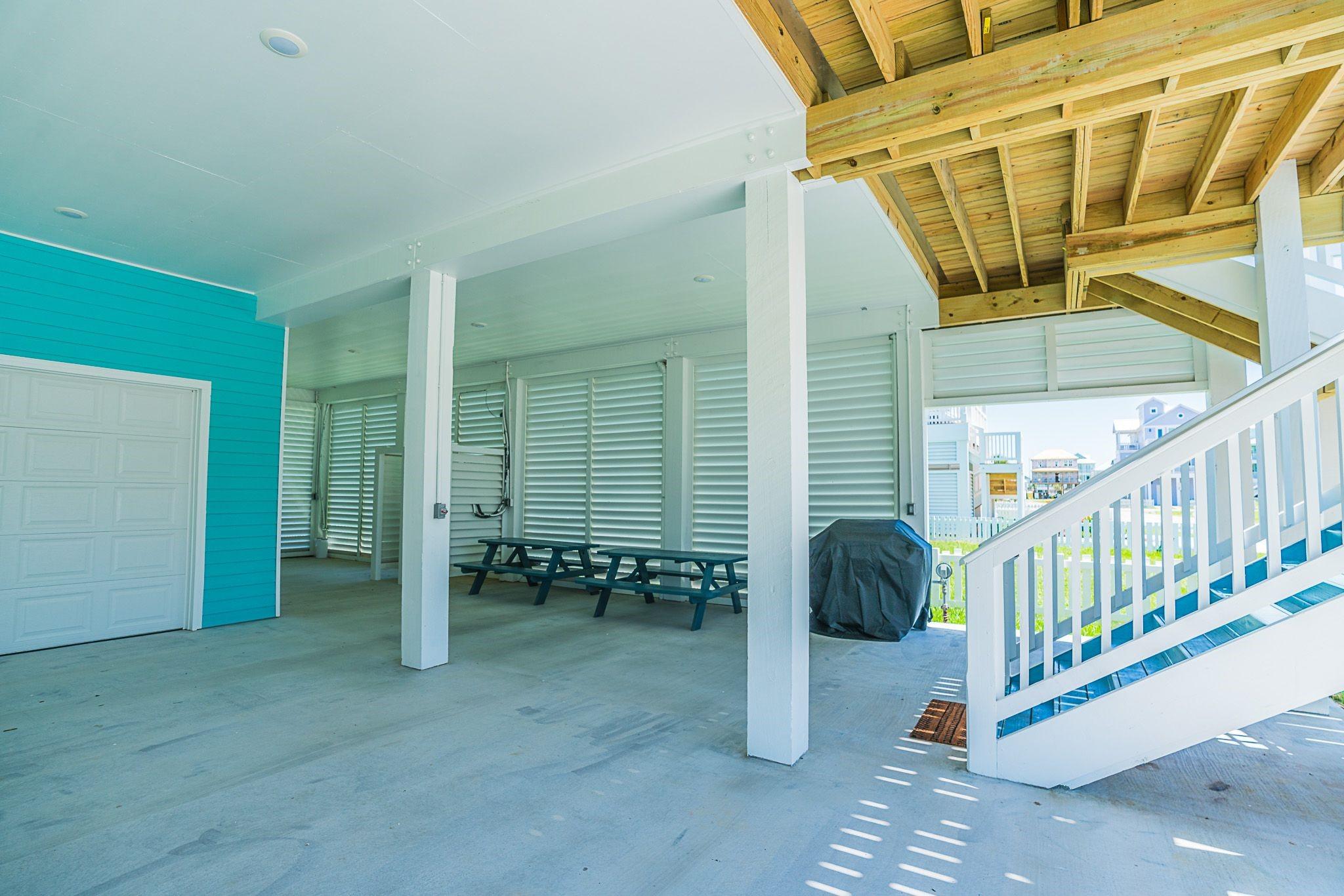 Image 3: Covered seating area, great for entertaining