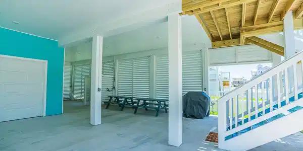 Image 3: Covered seating area, great for entertaining