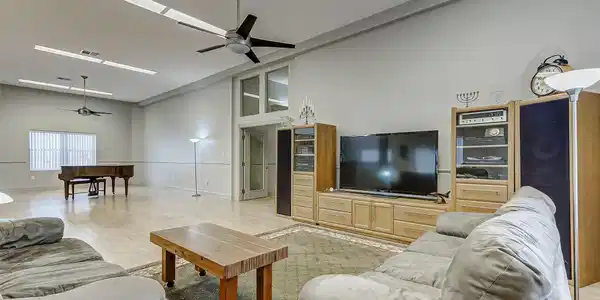 Image 4: Huge living room