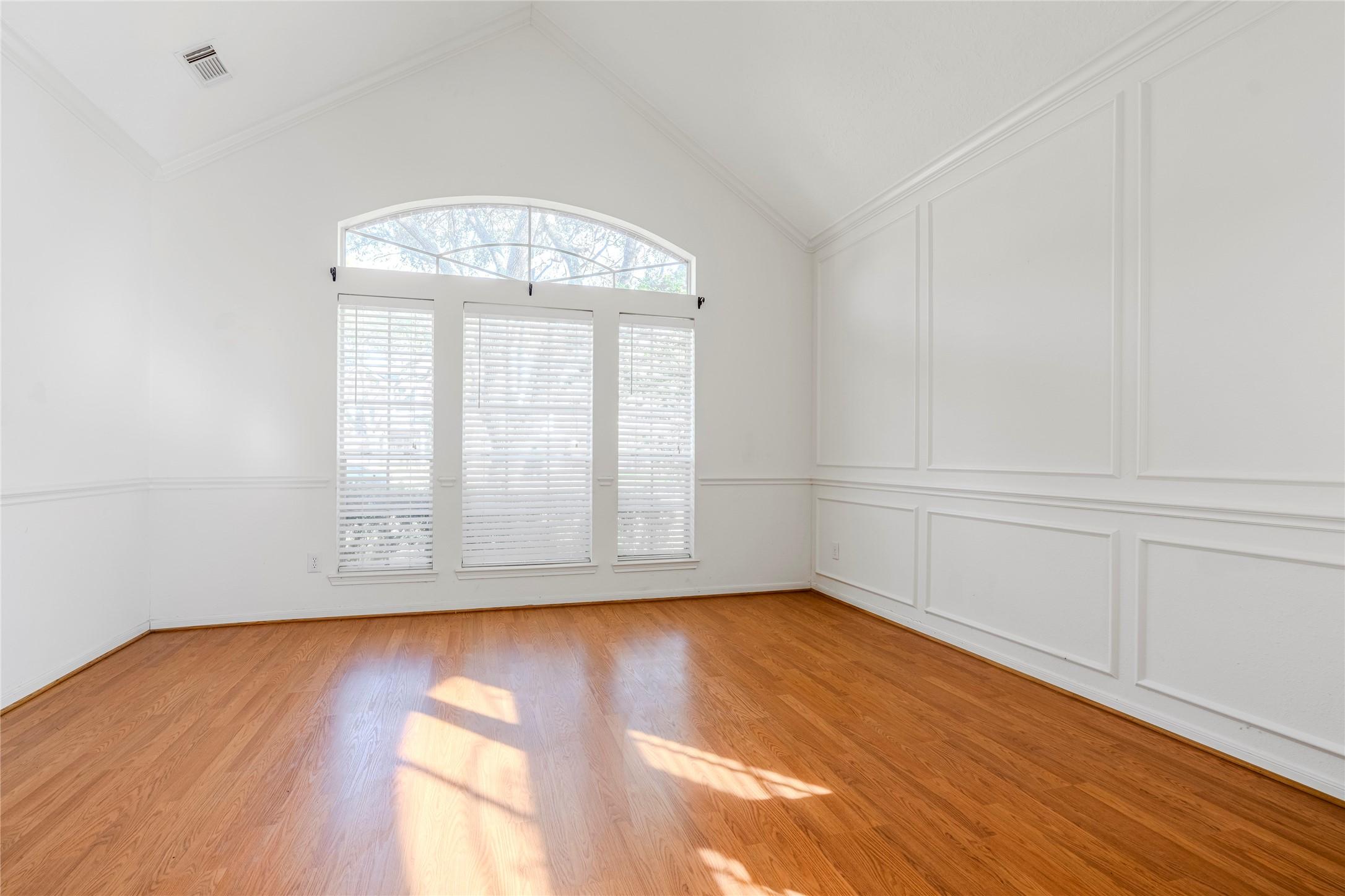 Image 3: formal living room in by the front entrance