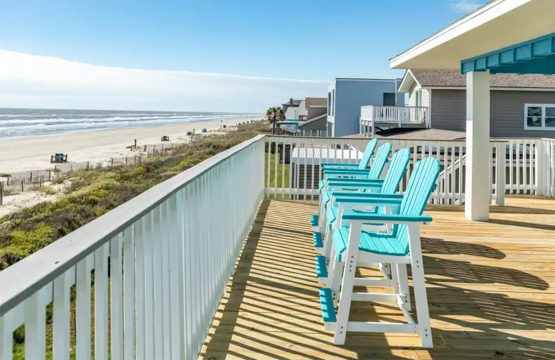 Image 1: Experience luxury in this prime waterfront home&mdash;fu