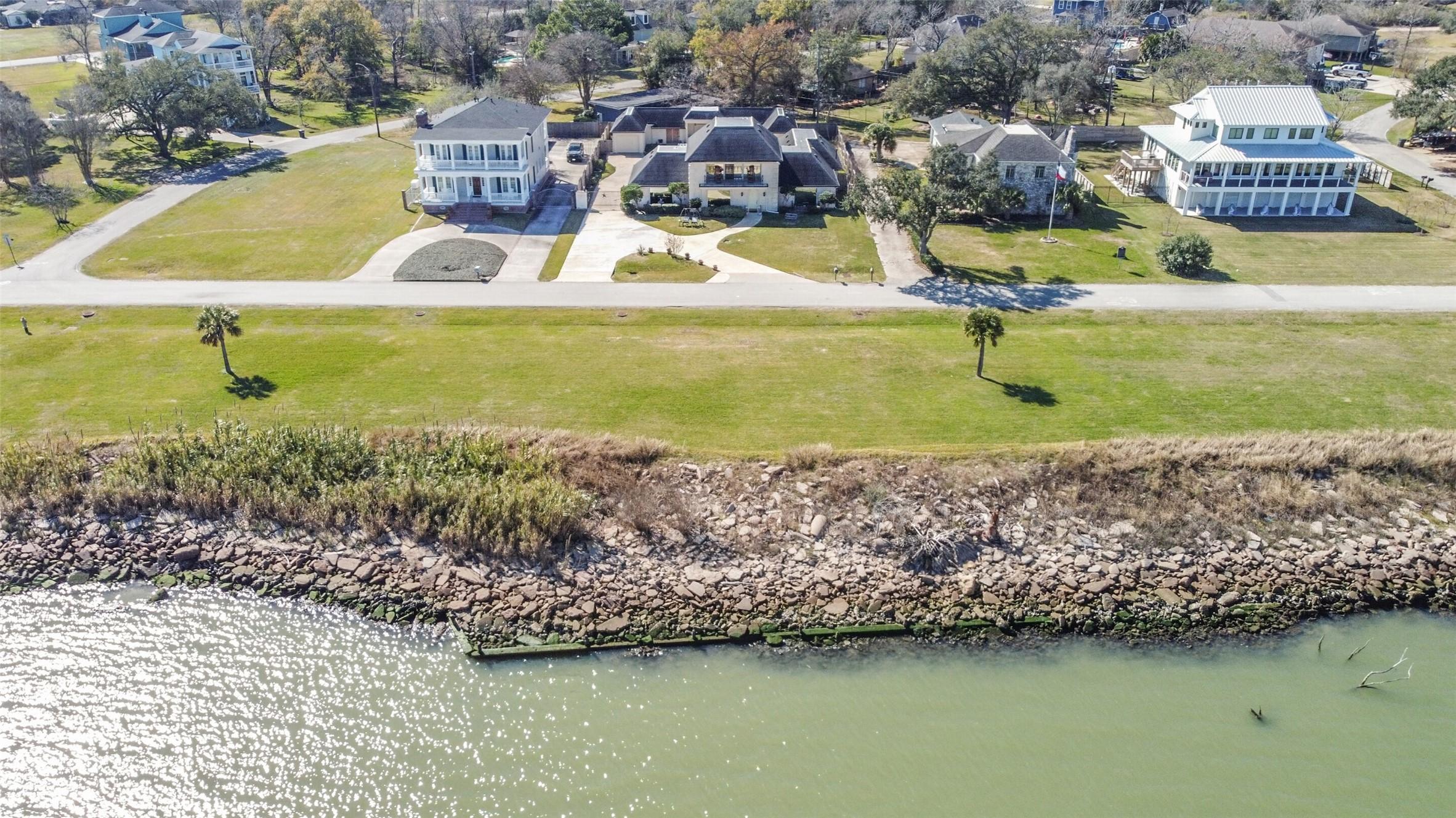 Image 1: Stunning waterfront home on the Bay