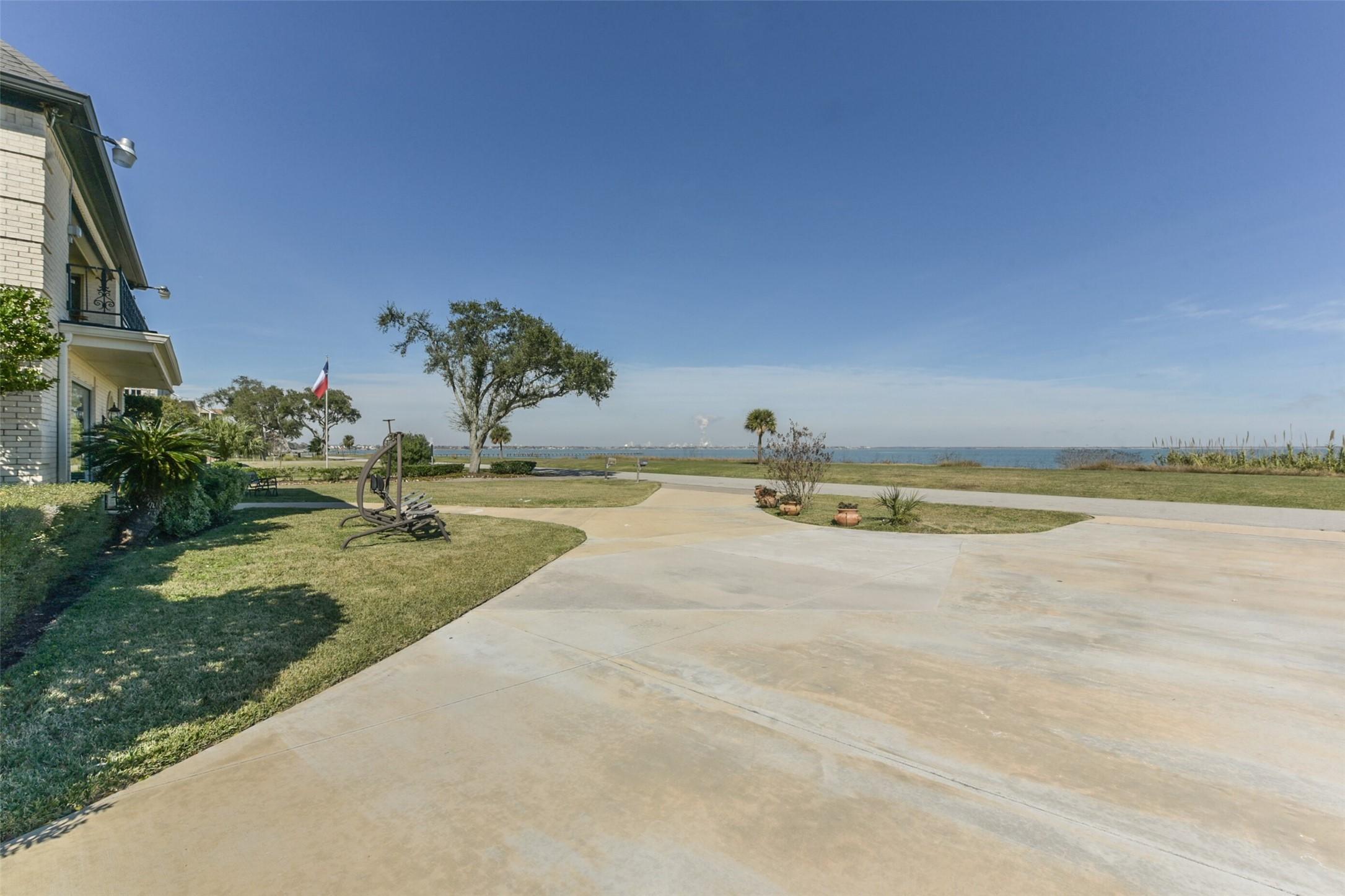 Image 2: This can be your view everyday from your front yar