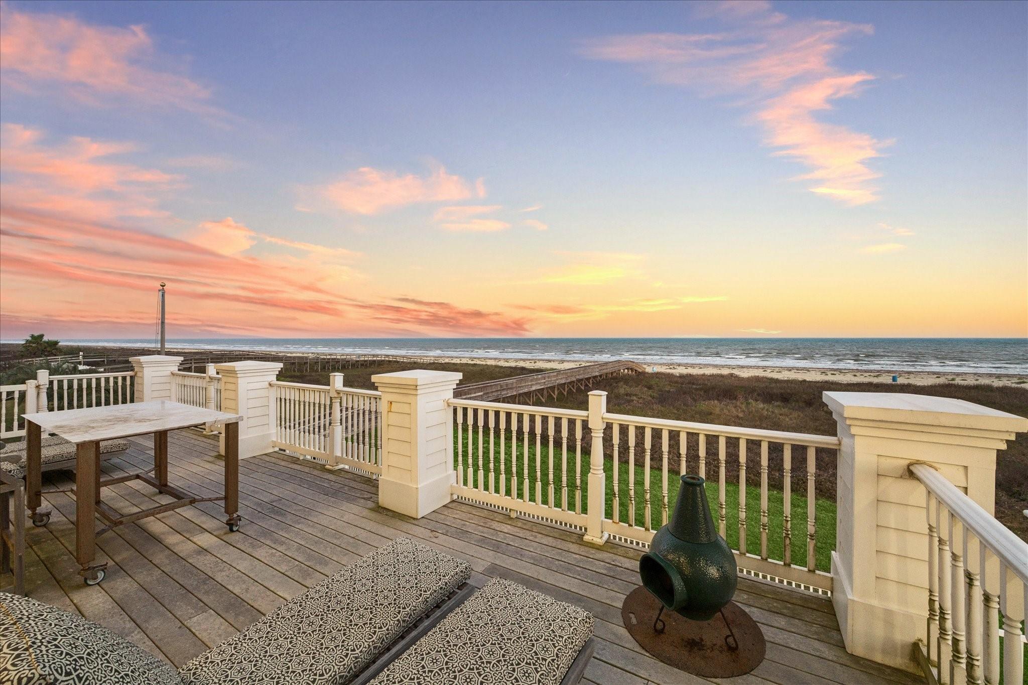 Image 4: Enjoy expansive Gulf views from the main-level bal