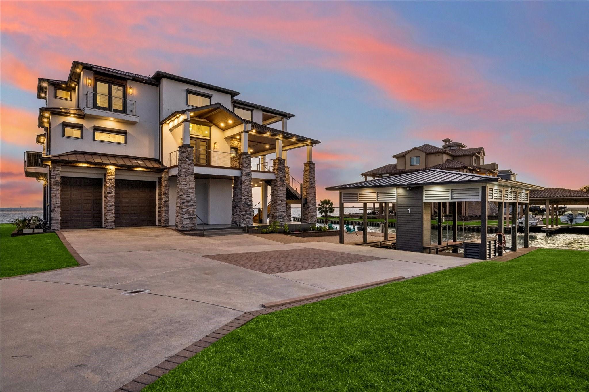 Image 2: Experience coastal luxury in this TURNKEY - FULLY