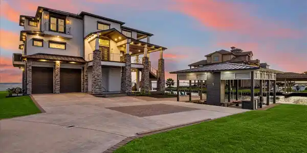 Image 2: Experience coastal luxury in this TURNKEY - FULLY