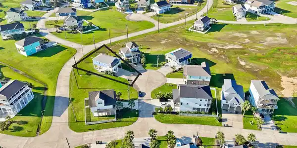 Image 4: A charming coastal neighborhood with beautiful hom