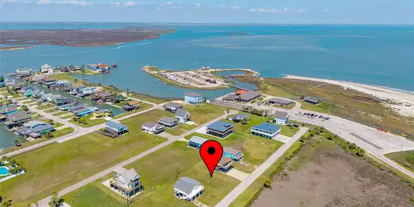 Image 3: Perfectly located between Surfside Beach and Galve
