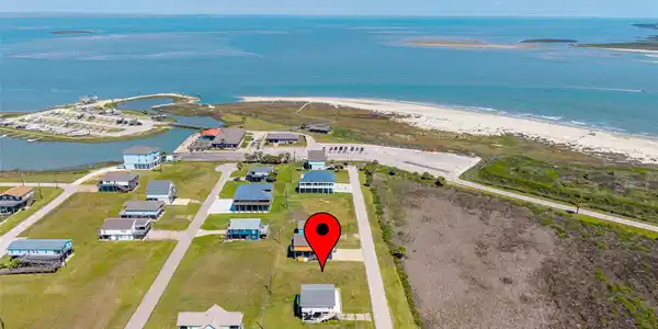 Image 4: With semi-private beach access, golf cart-friendly