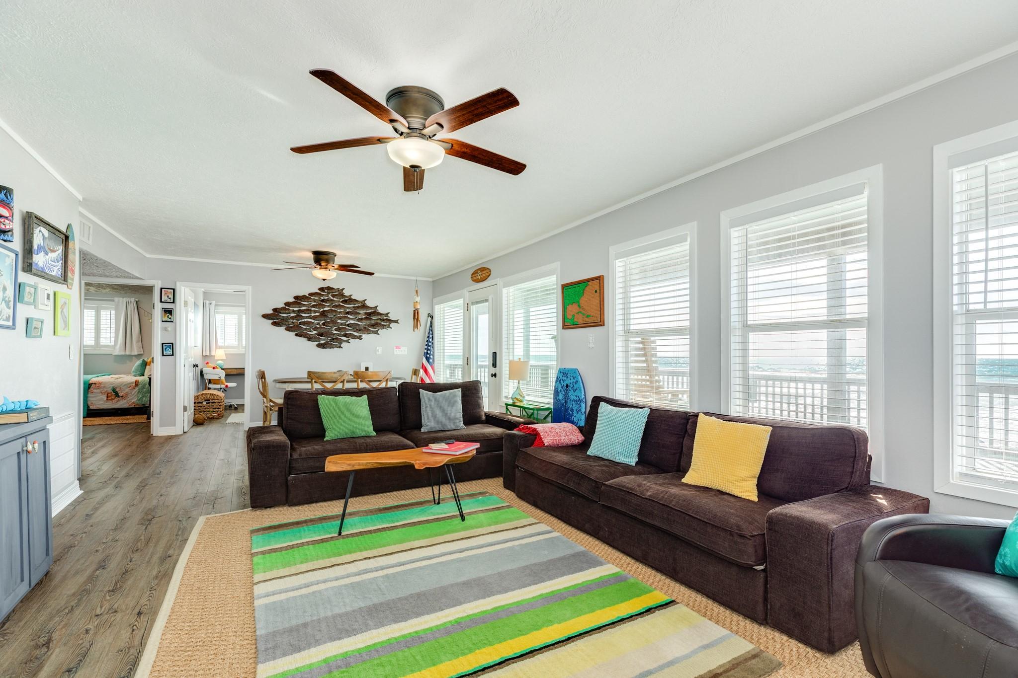 Image 3: Living Room (Open Concept) &ndash; Spacious open-concept