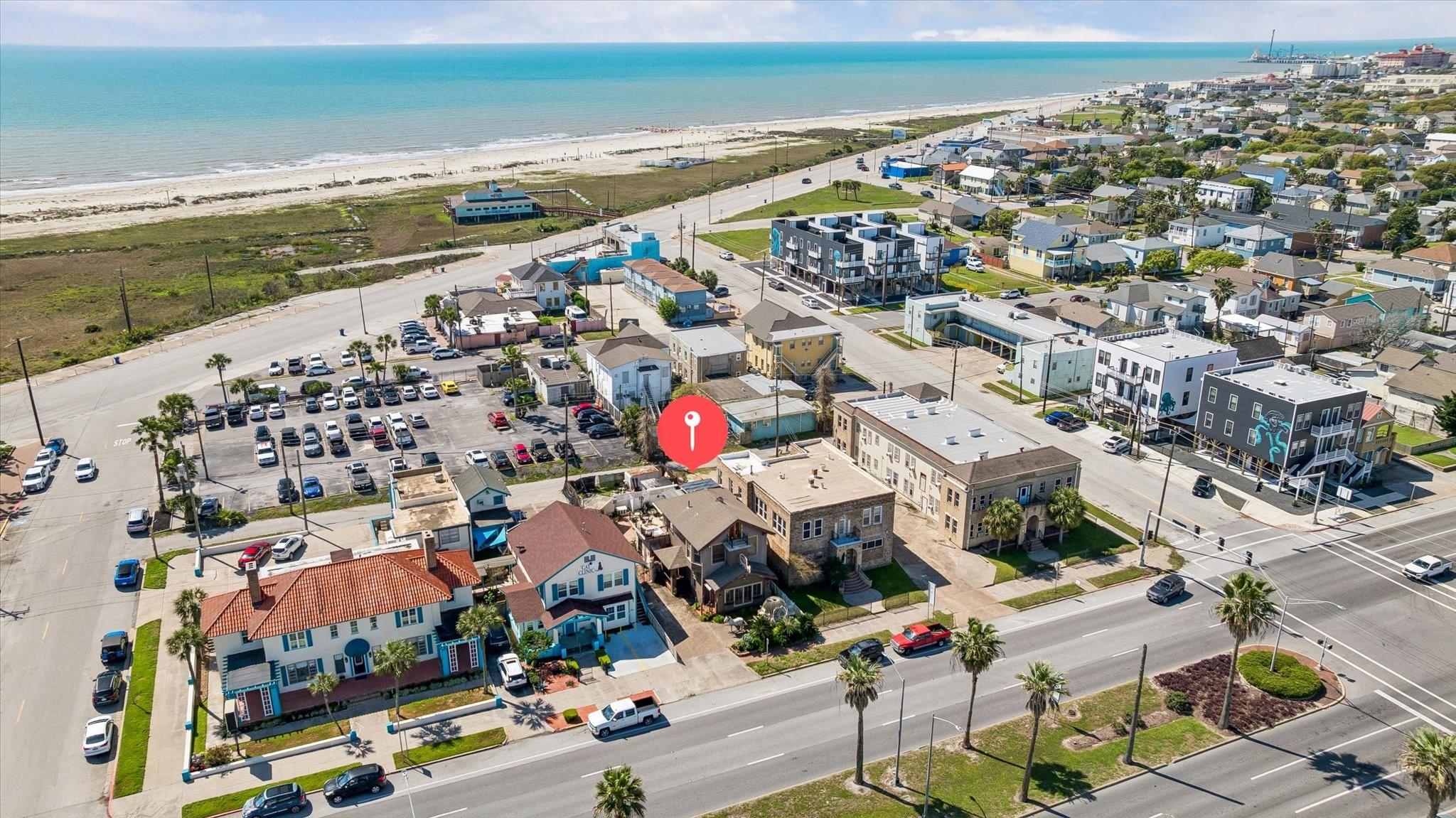 Image 2: 715 Broadway St - One Block from Seawall Blvd - Wa