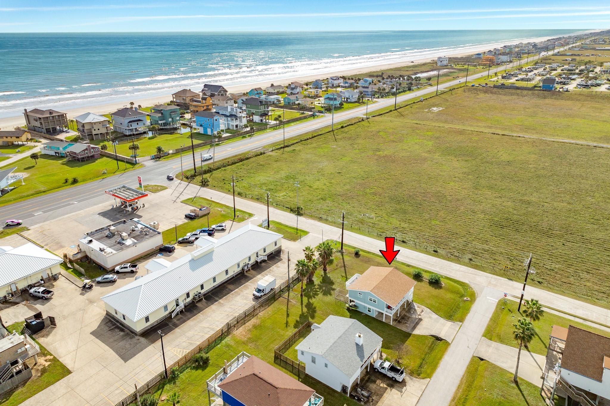 Image 3: Great location, with just a short golf cart ride t