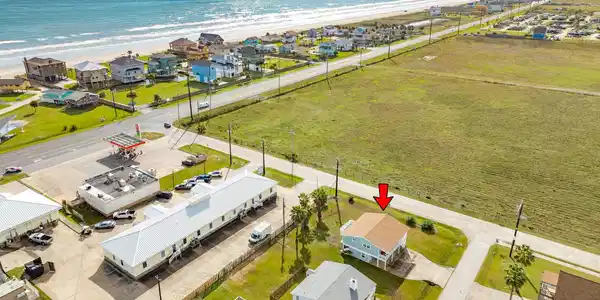 Image 3: Great location, with just a short golf cart ride t