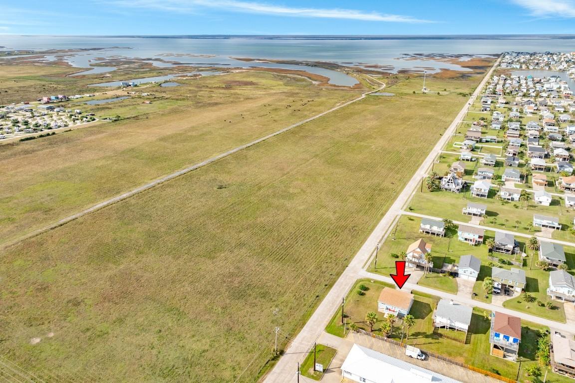 Image 4: Situated on over-sized corner lot