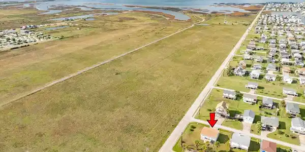 Image 4: Situated on over-sized corner lot