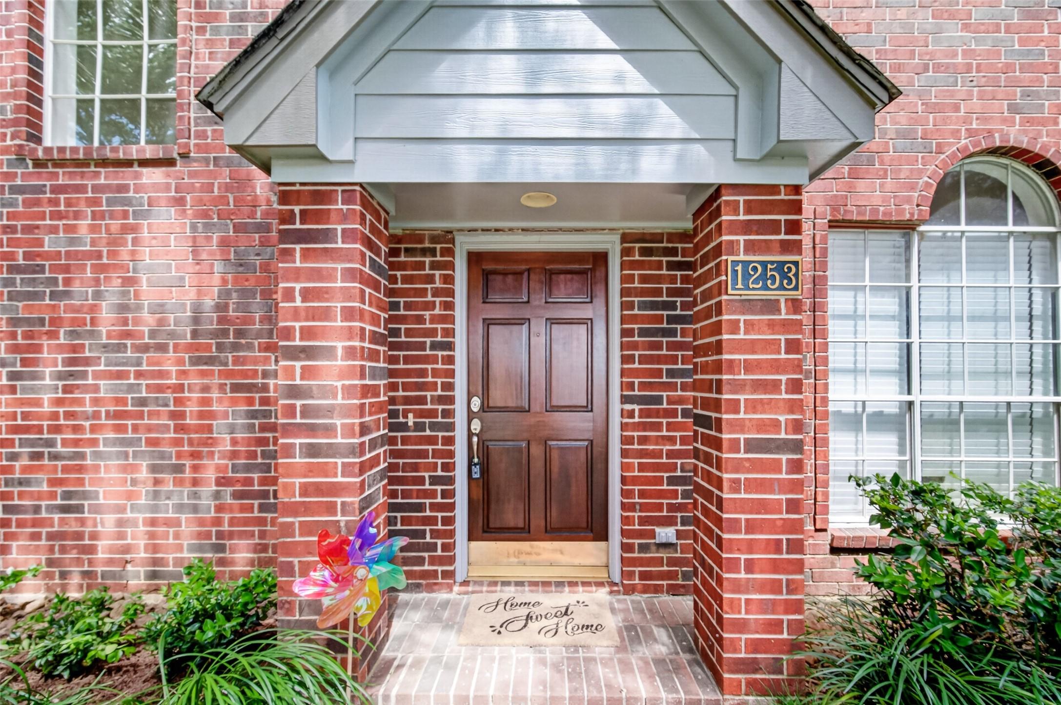 Image 4: Pretty covered entrance.