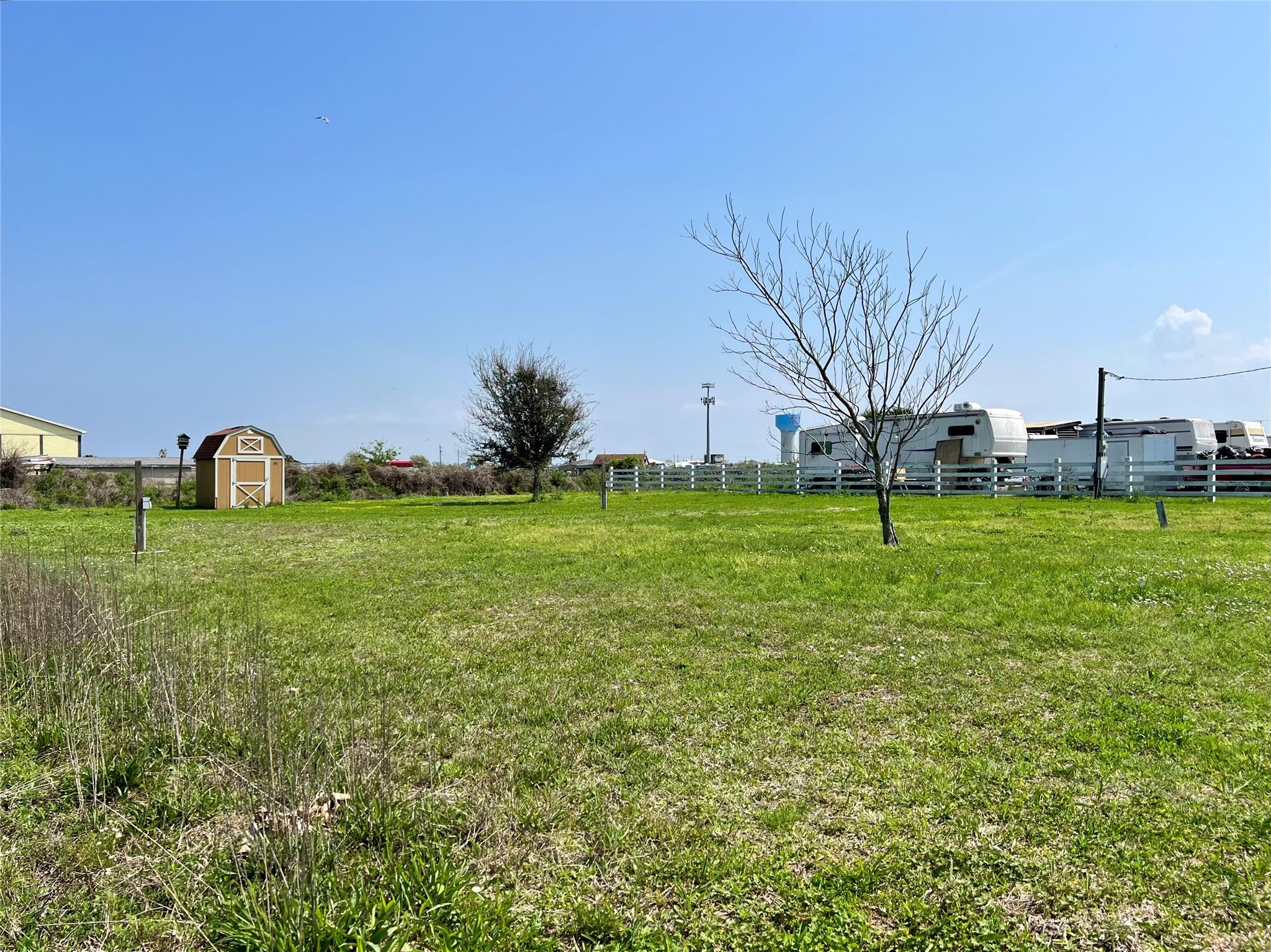 Image 2: 13,850 sf double lot homesite is UNRESTRICTED in t