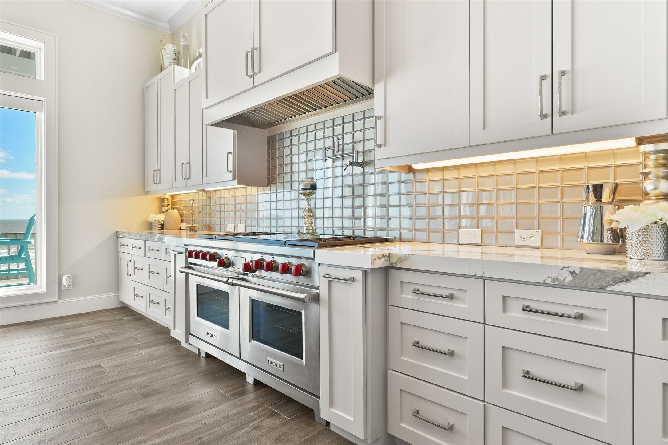 Image 2: Prepare meals in style with a massive 60" dual fue