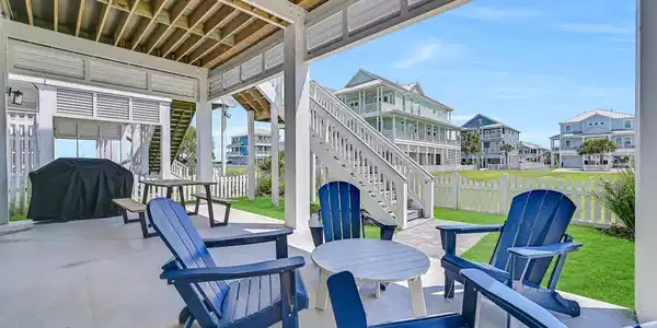 Image 3: The expansive ground level entertaining area creat