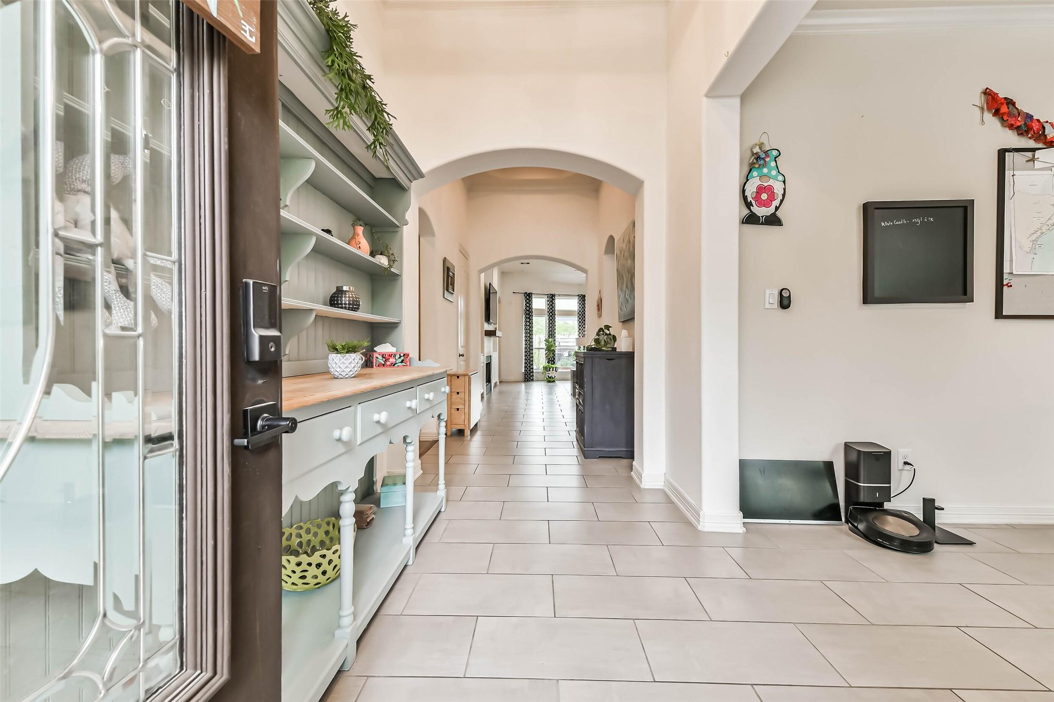 Image 4: Beautiful wide entry