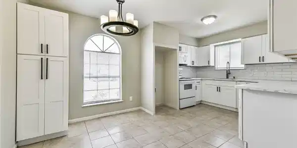 Image 4: Breakfast nook and kitchen.