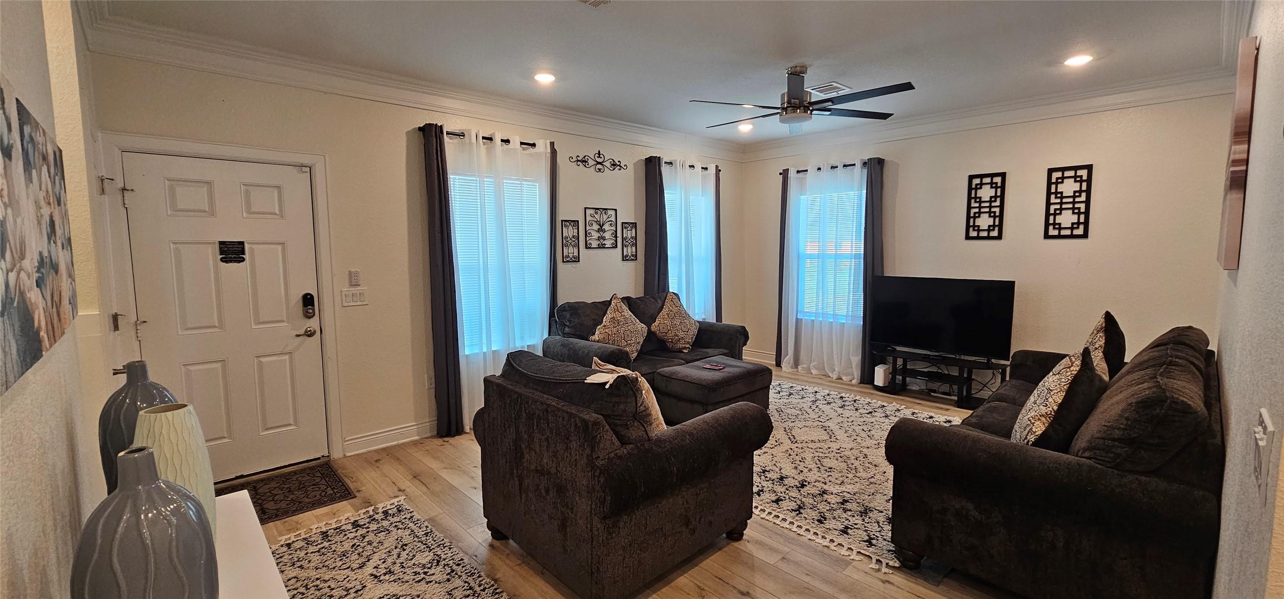 Image 4: Living Room