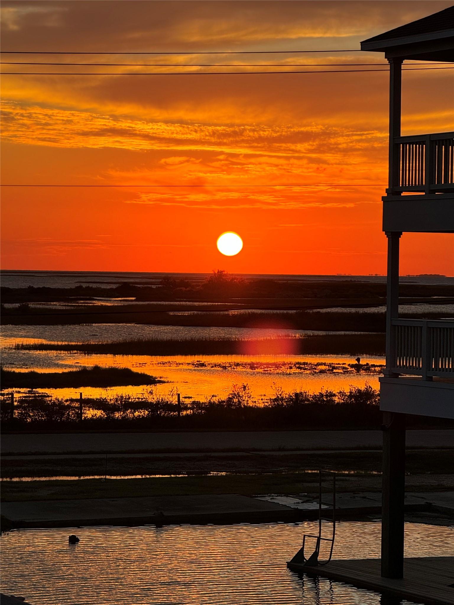 Image 2: Beautiful views of the sunset from the top 2 balco