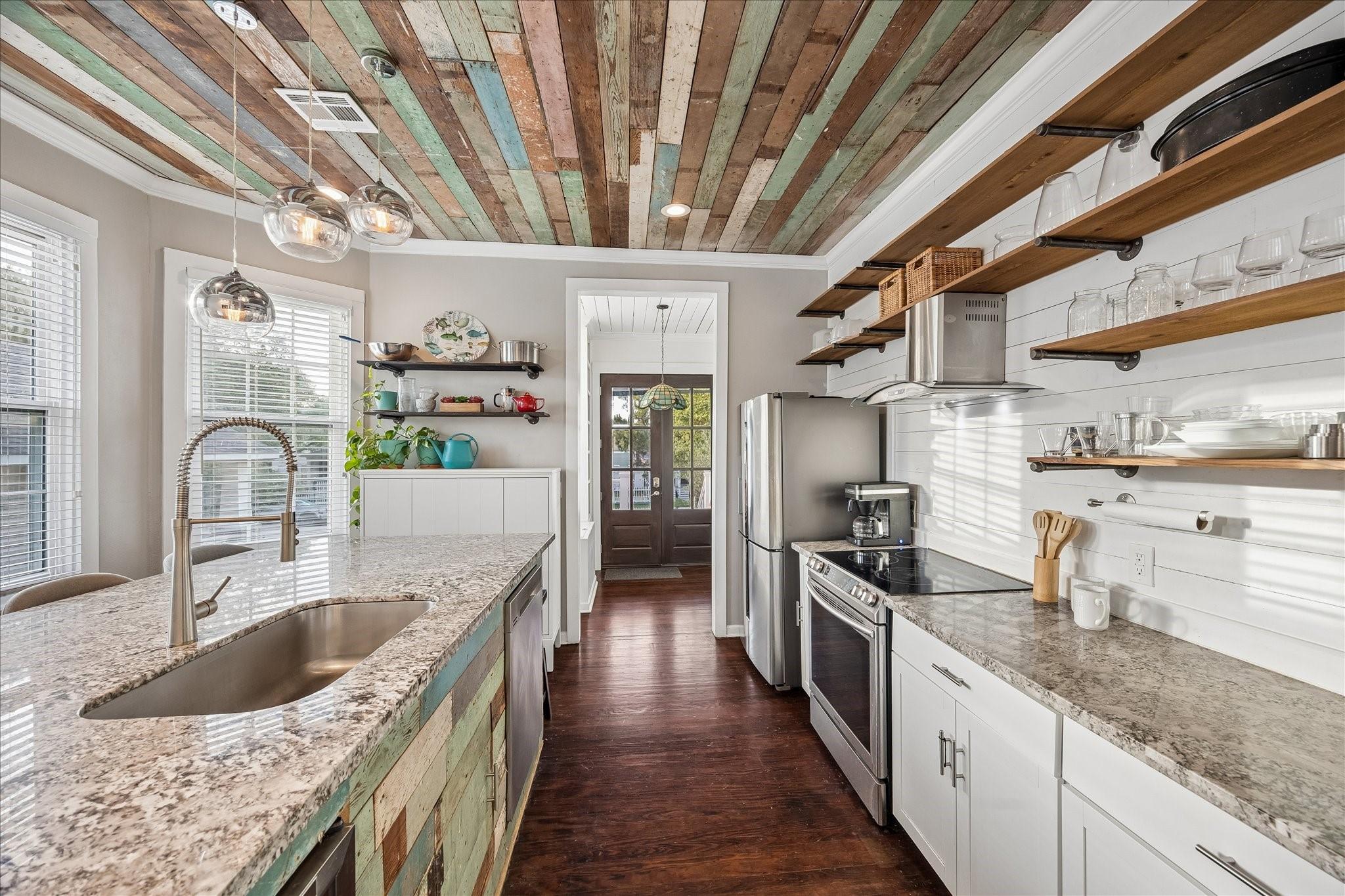 Image 3: Awesome ceiling detail in kitchen