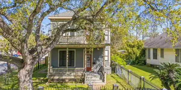 3828 Bernardo De Galvez Avenue